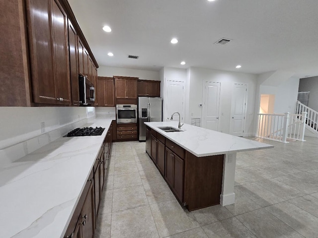 kitchen featuring recessed lighting, a sink, visible vents, appliances with stainless steel finishes, and an island with sink