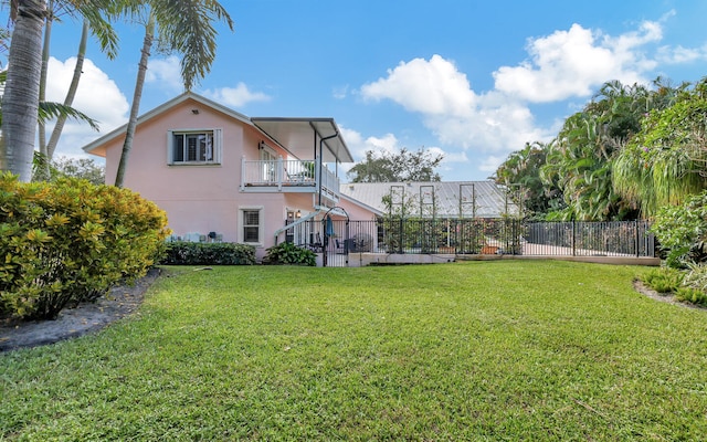 view of yard featuring a balcony