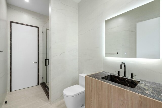 bathroom with vanity, a healthy amount of sunlight, and backsplash