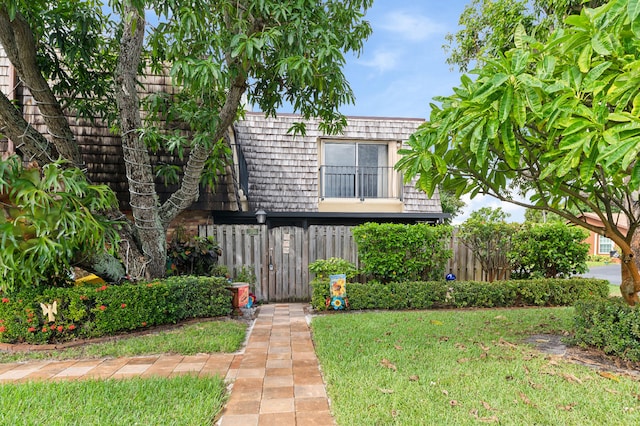 view of front of property featuring a front lawn