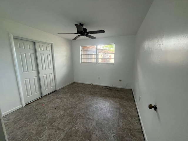 unfurnished bedroom with ceiling fan and a closet