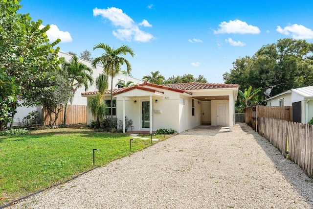 view of front of property featuring a carport and a front yard