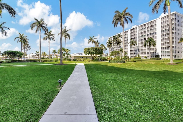 view of property's community featuring a yard