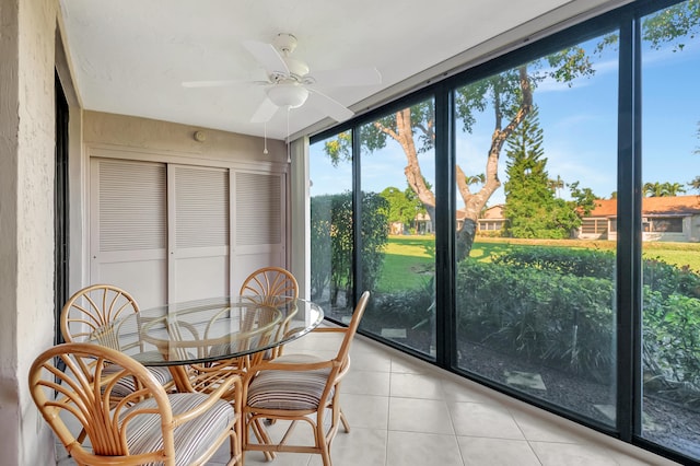 sunroom with ceiling fan