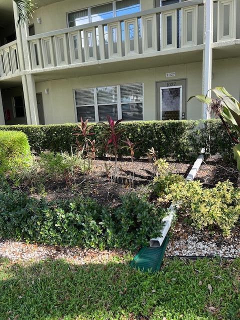 view of yard featuring a balcony