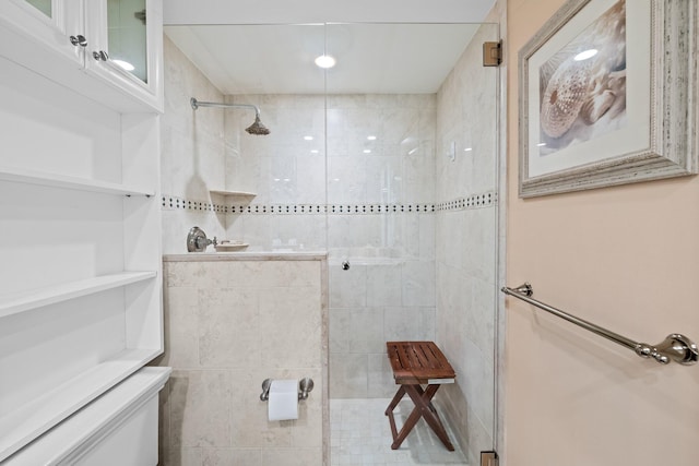 bathroom featuring tiled shower