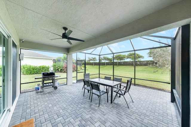 sunroom with ceiling fan