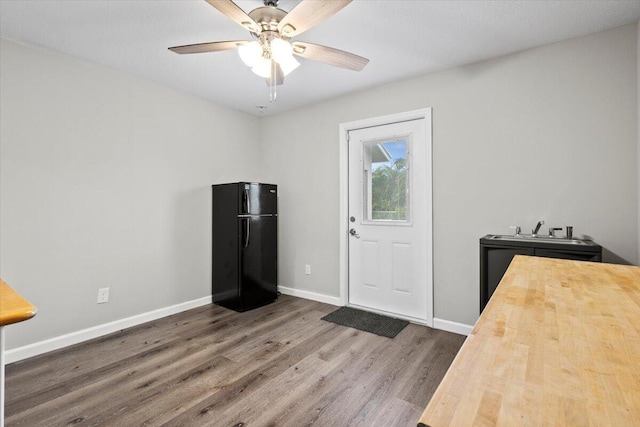 541 SW Nadell Ct, Port Saint Lucie, FL 34953 - interior space featuring freestanding refrigerator, butcher block countertops, wood finished floors, baseboards, and ceiling fan