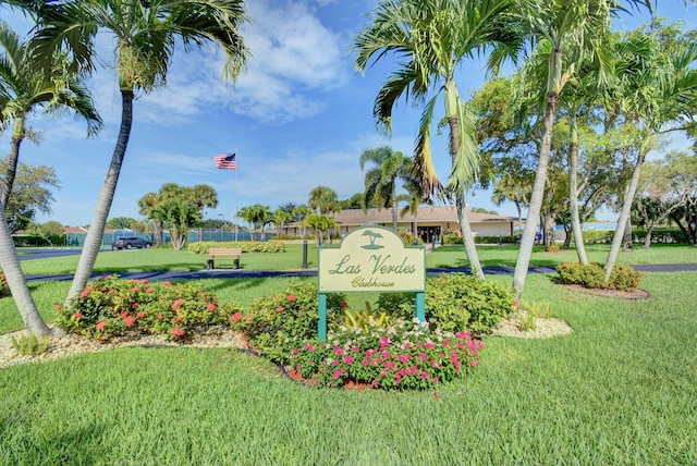 community / neighborhood sign featuring a lawn