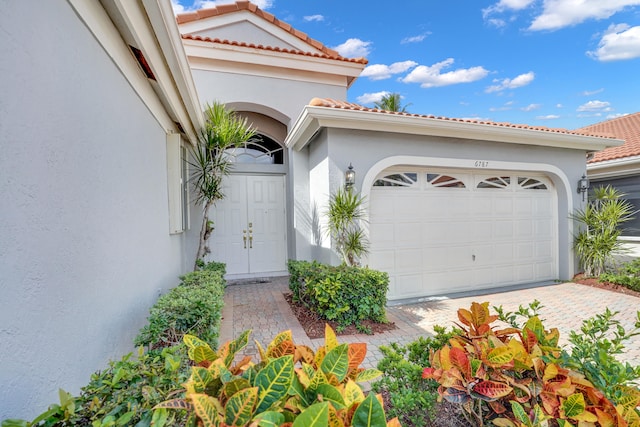 view of front facade with a garage