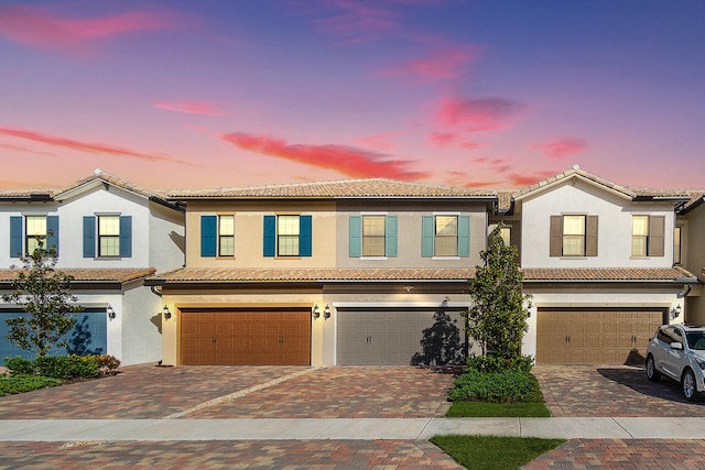 view of front facade featuring a garage