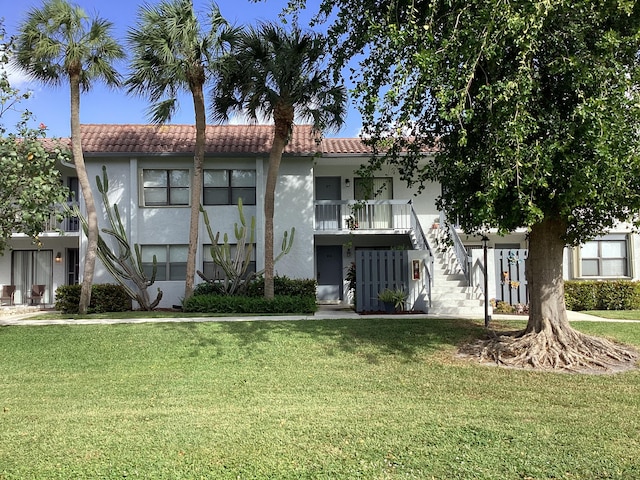 view of front of house featuring a front lawn