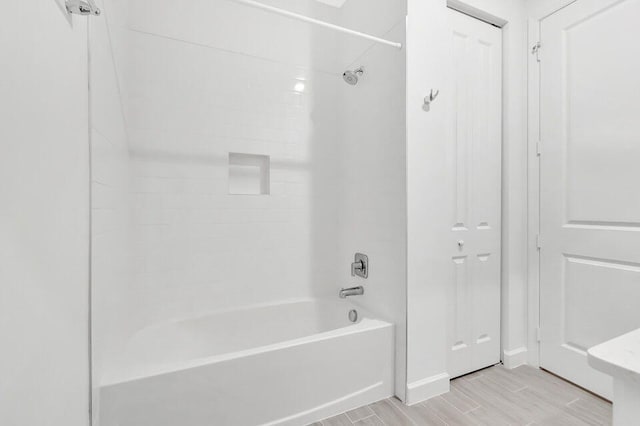 bathroom featuring tiled shower / bath