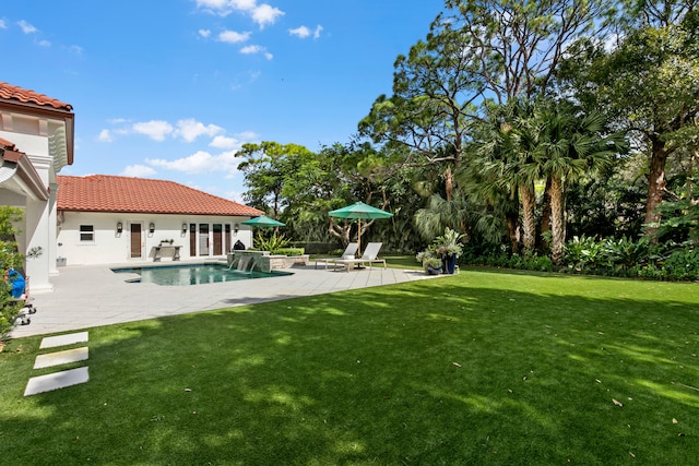 view of yard featuring a patio