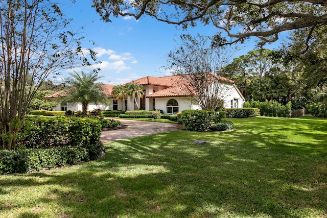 view of front facade featuring a front lawn