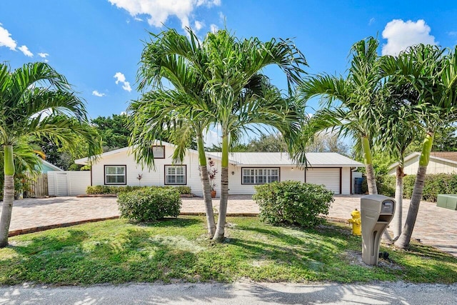 view of front of property featuring a front lawn