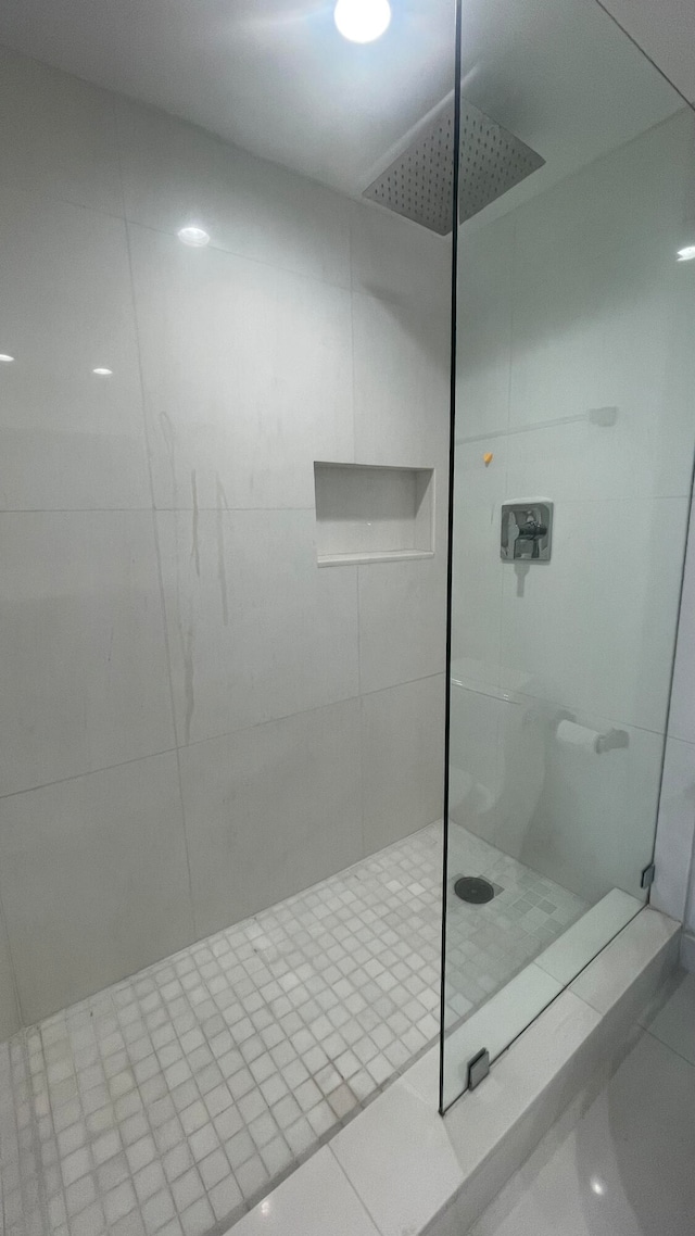 bathroom featuring a tile shower