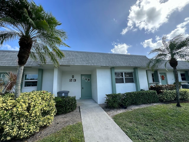 single story home with a front lawn