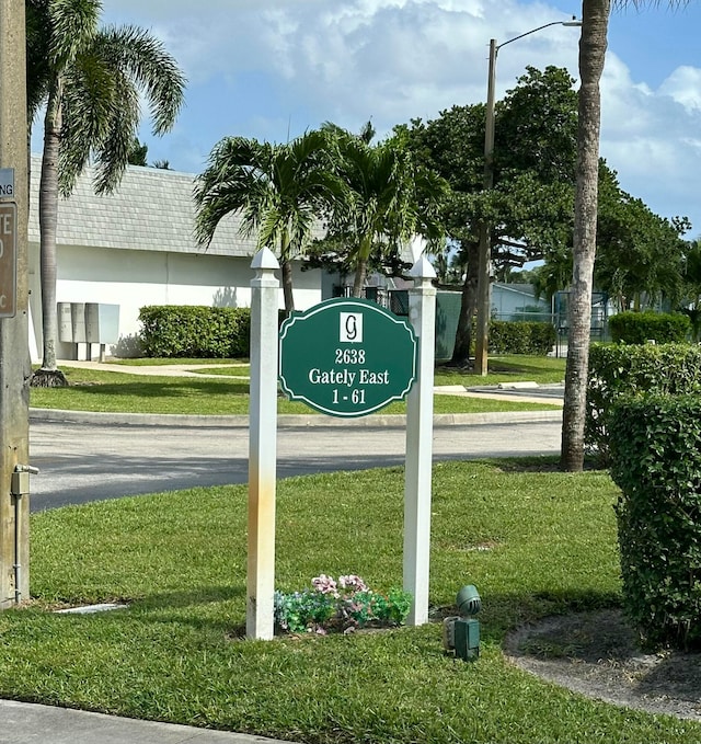 community / neighborhood sign with a yard