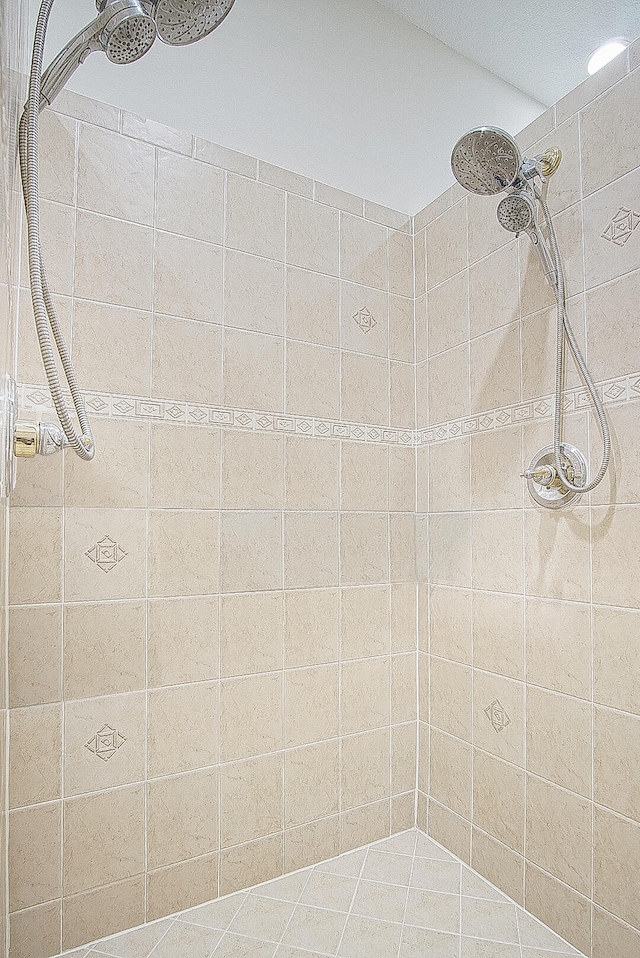 bathroom featuring tiled shower