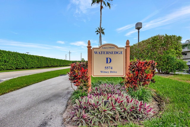 view of community / neighborhood sign