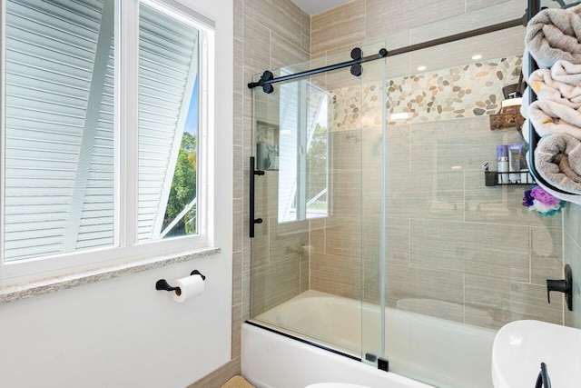 bathroom with enclosed tub / shower combo