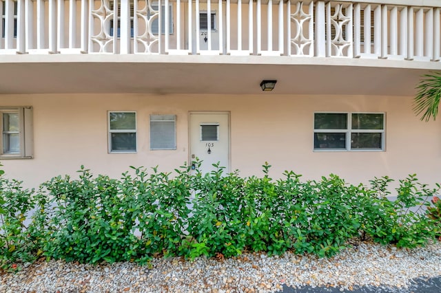 property entrance featuring a balcony