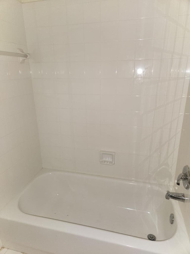 bathroom featuring tiled shower / bath combo