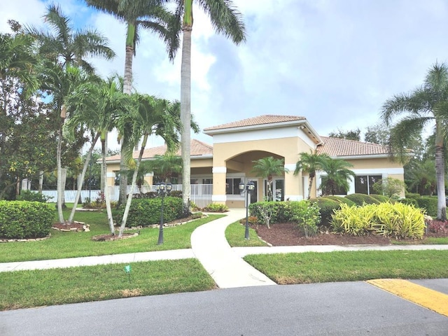 view of front facade featuring a front lawn