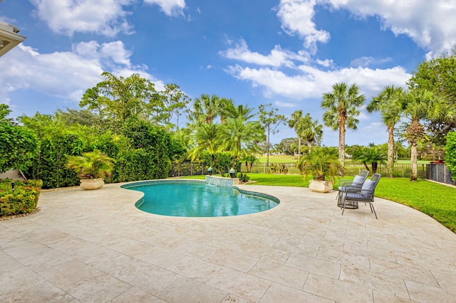 view of swimming pool with a patio and a lawn