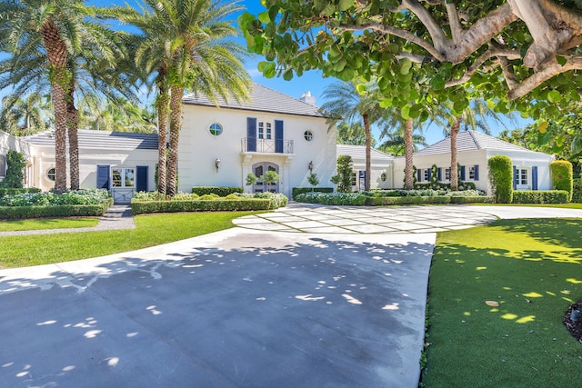 view of front of property with a front yard