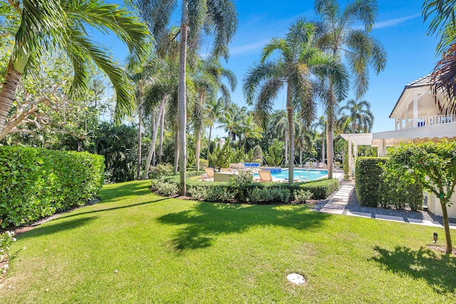 view of yard featuring a fenced in pool