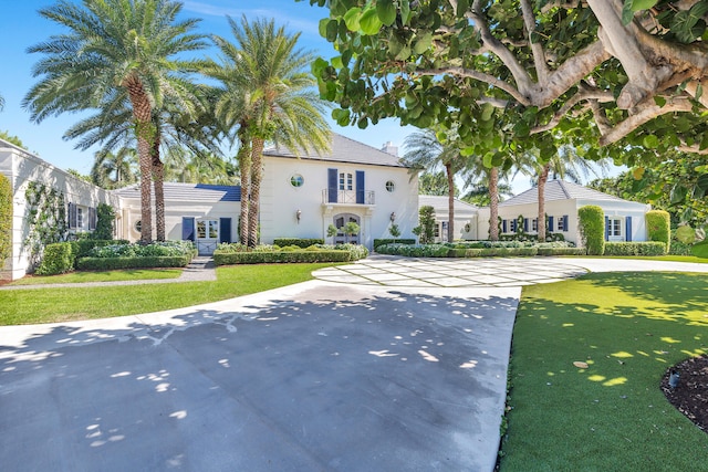 view of front of home featuring a front yard