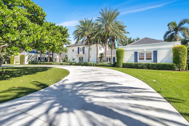 view of front facade featuring a front yard