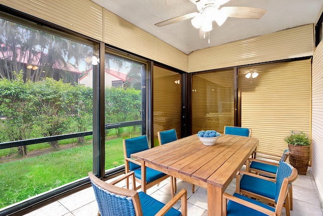 sunroom with ceiling fan