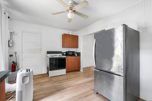 kitchen with light hardwood / wood-style floors, white range with electric stovetop, ceiling fan, a textured ceiling, and stainless steel fridge