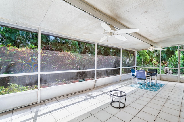 unfurnished sunroom with a wealth of natural light and ceiling fan