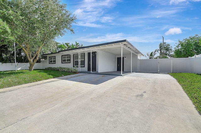 view of front of home featuring a front yard