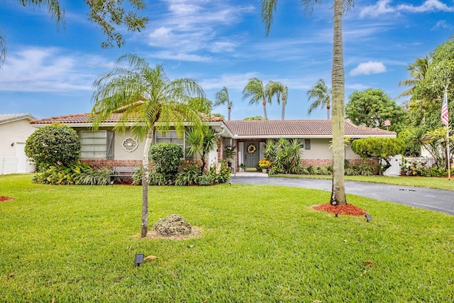 single story home with a front yard