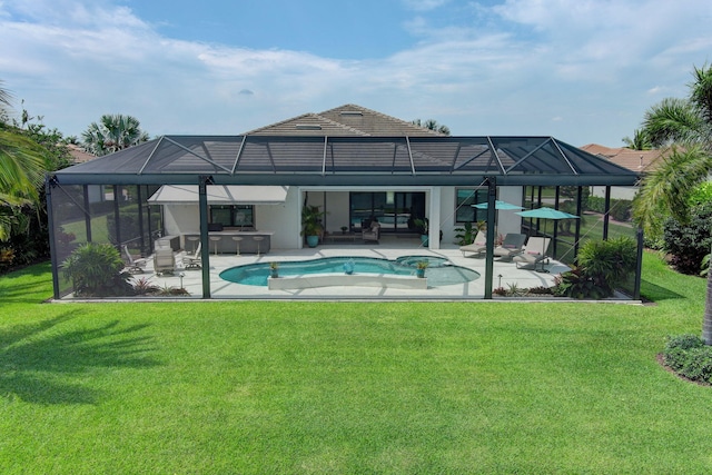 view of swimming pool featuring a lanai, a yard, a patio, and a jacuzzi