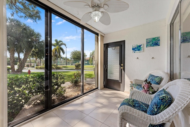 sunroom with ceiling fan