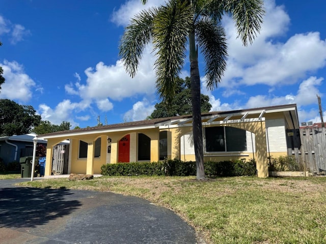 view of front facade featuring a front yard