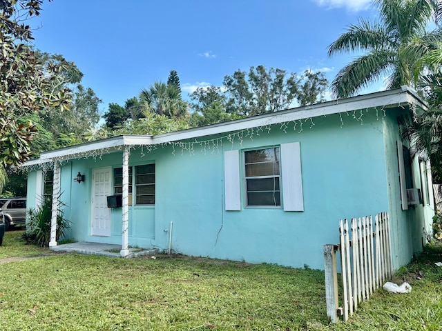 view of front of house featuring a front yard