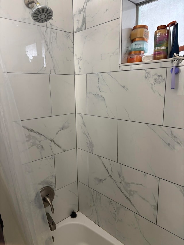 bathroom featuring tiled shower / bath combo