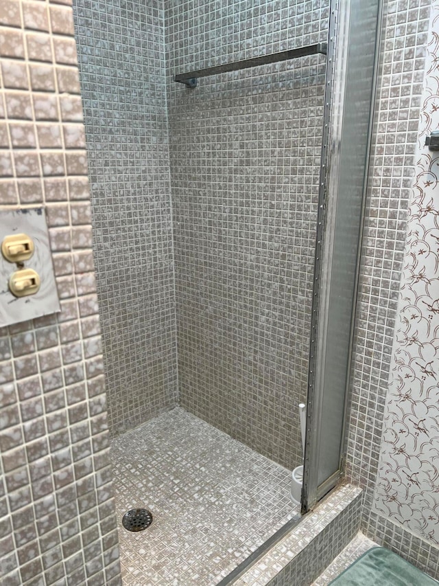 full bathroom featuring vanity, tile patterned floors, toilet, and shower / bathtub combination with curtain