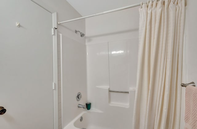 bathroom featuring shower / tub combo