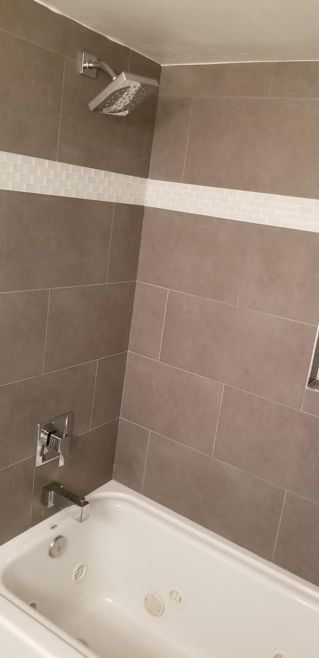 bathroom featuring tiled shower / bath combo