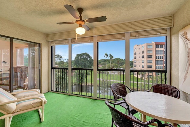 sunroom with ceiling fan