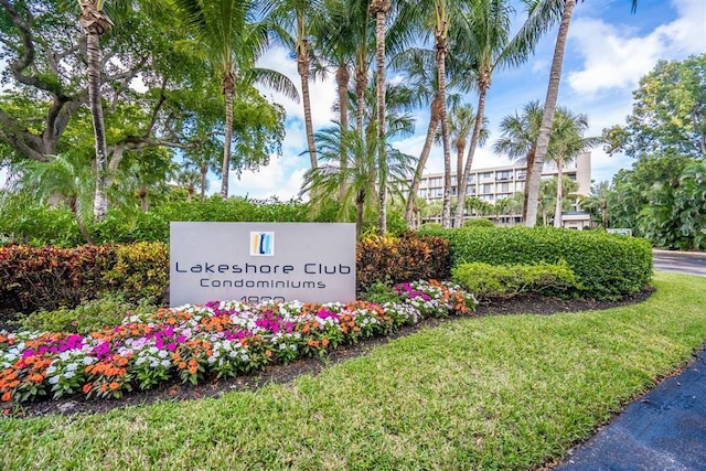 community sign featuring a yard