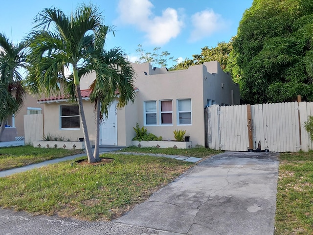 view of front of property featuring a front yard